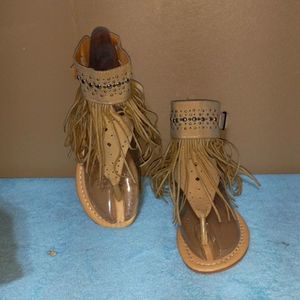 HENGSING Dema faux leather embellished and fringed sandals, sz 34 (sz 4)